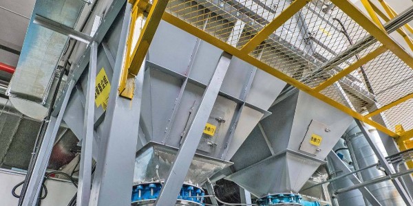 可怕！電子車間發(fā)生鋁合金粉塵爆燃事故！處理易燃易爆粉塵別僥幸，防爆除塵器安全防爆無事故